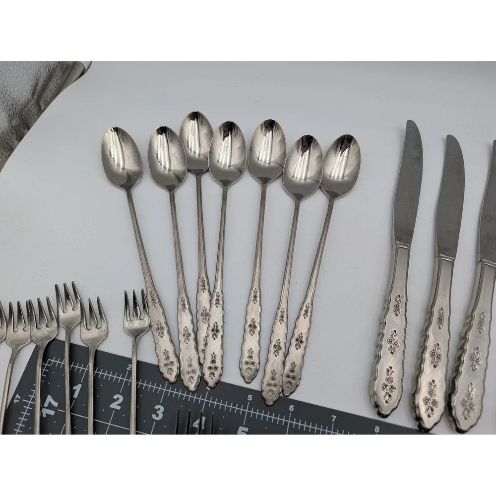 Oneida Flatware Silver Distinction Deluxe Stainless Floral Bouquet 49 Piece Set